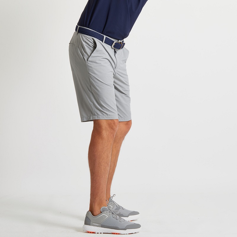 Golfer nên mặc thử để có những cảm nhận chuẩn nhất khi mua quần