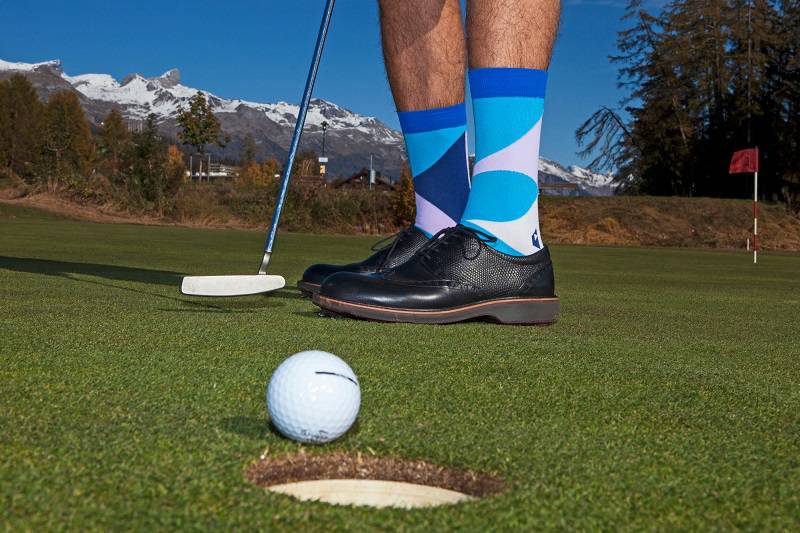 Trên thị trường hiện có nhiều chất liệu làm tất gôn khác nhau cho golfer lựa chọn