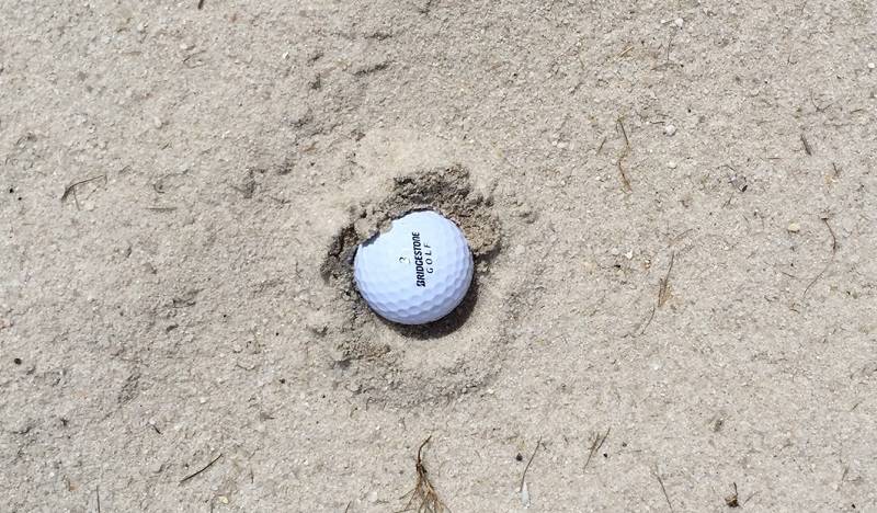 Fried Egg golf là một trường hợp bóng rơi vào bẫy cát