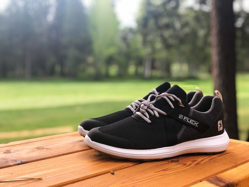 Giày được làm từ chất liệu mềm mại, ôm vừa vặn với chân của golfer