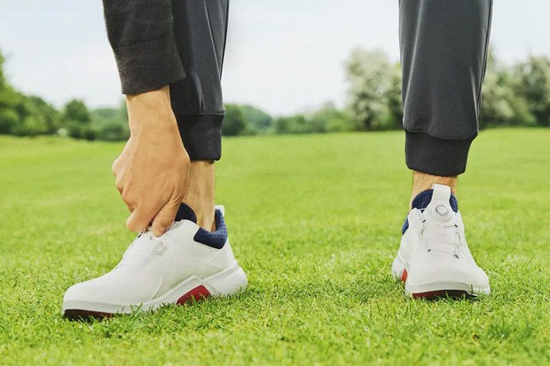Golfer nên chú ý đến chất liệu giày golf