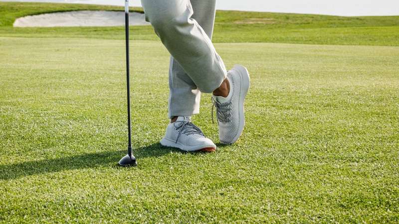 Đế giày golf được thiết kế tăng độ ma sát tốt hơn giày thường
