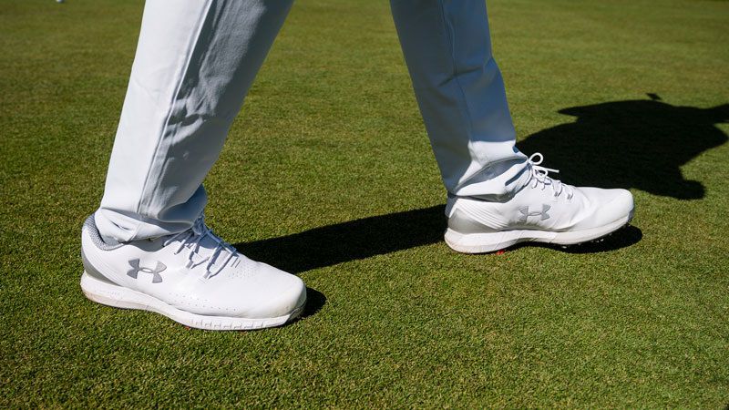 Golfer nên ưu tiên những mẫu giày nhẹ