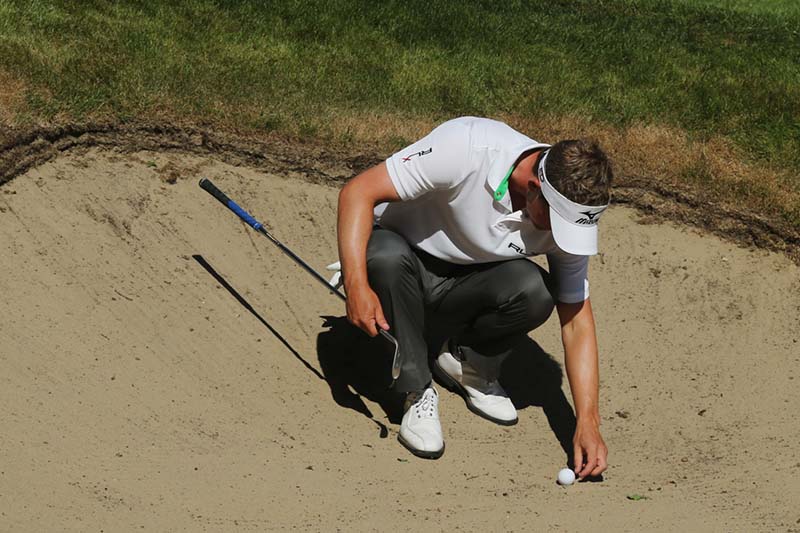 Golfer có thể sử dụng gậy wedge 56 độ hoặc 60 độ để “cứu bóng” khỏi hố cát