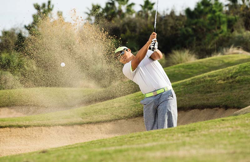Bóng chìm trong cát là tình huống khó với cả các golfer chuyên nghiệp