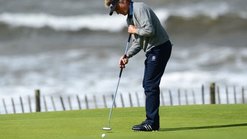 Golfer cần quan sát kỹ để cân đối lực chuẩn mới có thể đọc line trên golf chuẩn xác