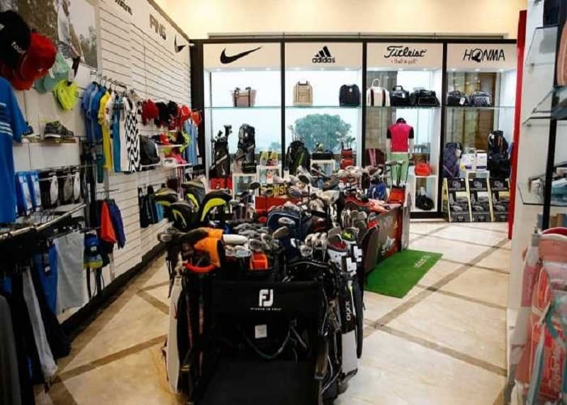 Cửa hàng Proshop với nhiều sản phẩm đa dạng về golf