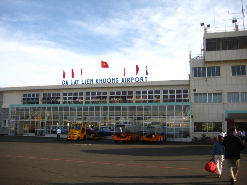 Ngày đầu tiên, hướng dẫn viên đón du khách tại sân bay Liên Khương ở Đà Lạt