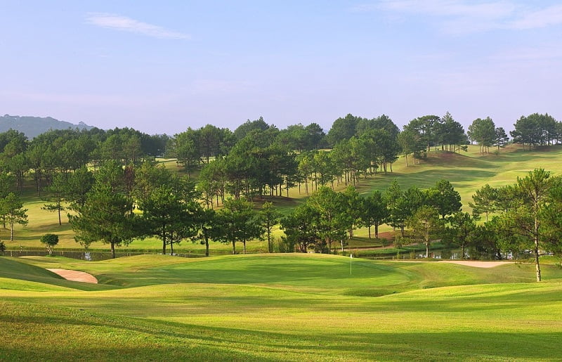 Du khách chơi Golf tại Sân Golf Đà Lạt Palace vào ngày 4