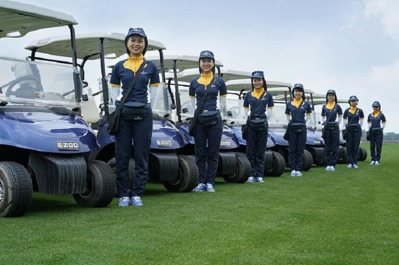 Nhân viên tại sân golf Vinpearl Hải Phòng sẵn sàng hỗ trợ golfer khi có yêu cầu
