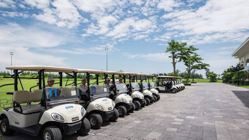 Nhân viên tại sân golf luôn sẵn sàng phục vụ và đáp ứng mọi yêu cầu của golfer