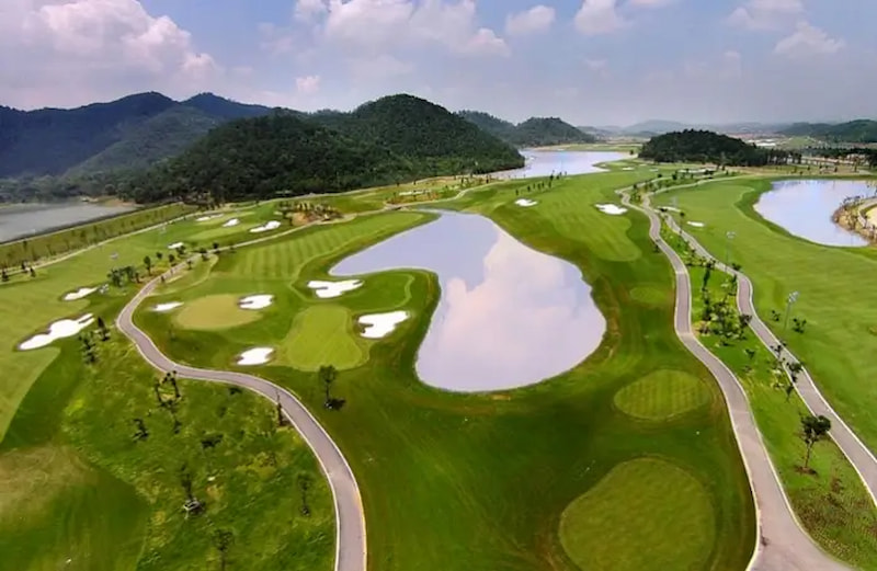 Sân golf được thiết kế theo tiêu chuẩn quốc tế