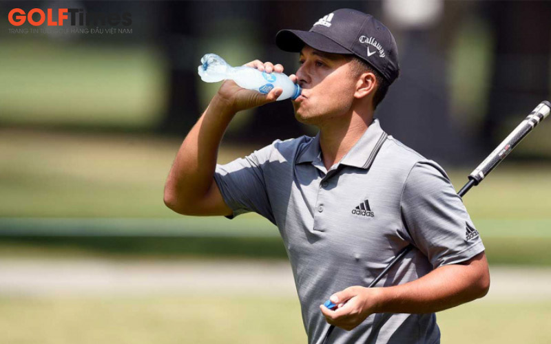 Golfer nên uống đủ nước để đảm bảo thể lực trong suốt thời gian chơi golf mùa hè