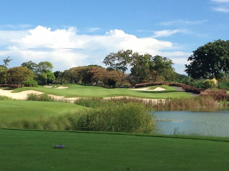 Sân golf sở hữu thiết kế độc đáo và sử dụng loại cỏ chuyên nghiệp giúp golfer thực hiện những đường bóng đẹp mắt