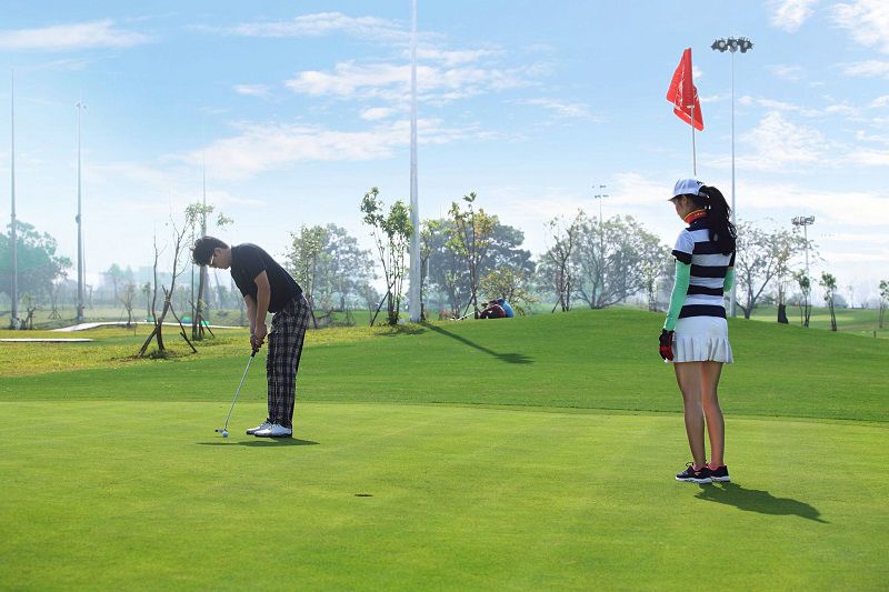 Sân golf Hà Đông là điểm đến lý tưởng, thu hút nhiều golfer đến trải nghiệm đánh golf
