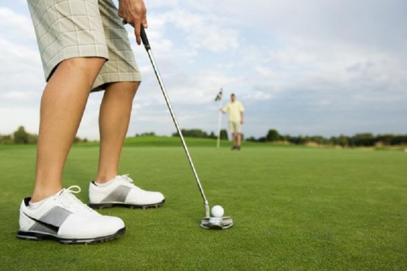 Putt golf là kỹ thuật quan trọng trong golf, giúp golfer đưa bóng vào hố