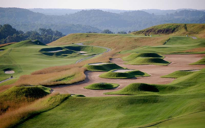 Sân golf Dye Course với nhiều đa dạng địa hình