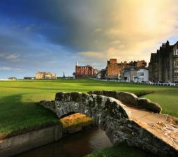 St Andrews Old Course là một trong những sân golf lâu đời nhất thế giới