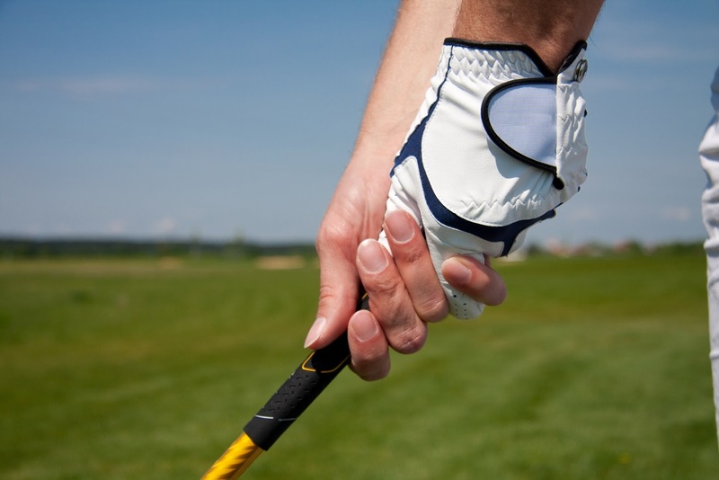 Nếu golfer có bàn tay dày và nhỏ thì đây chính là cách cầm gậy golf tay trái phù hợp nhất