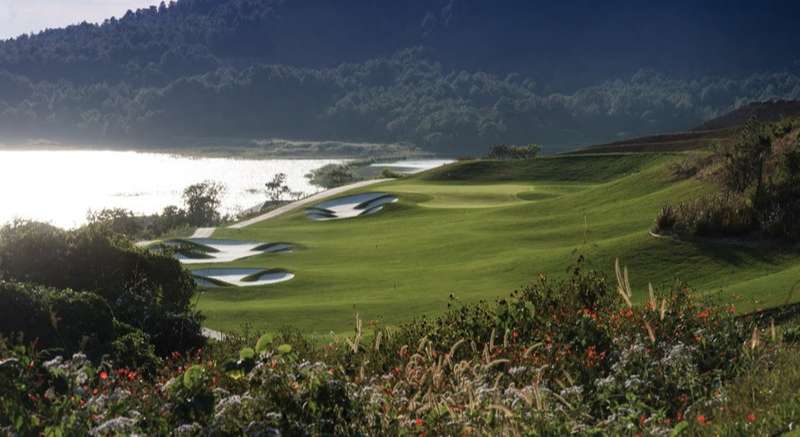 Sân golf được đầu tư, sử dụng loại cỏ cao cấp, chuyên dụng