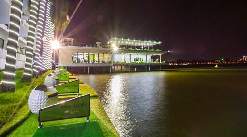 Sân tập golf được trang bị hệ thống đèn sáng hiện đại