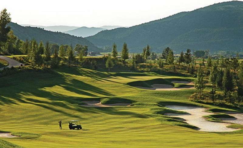 Sân golf BRG Legend Hill được bao quanh bởi rừng tự nhiên với nhiều cây xanh