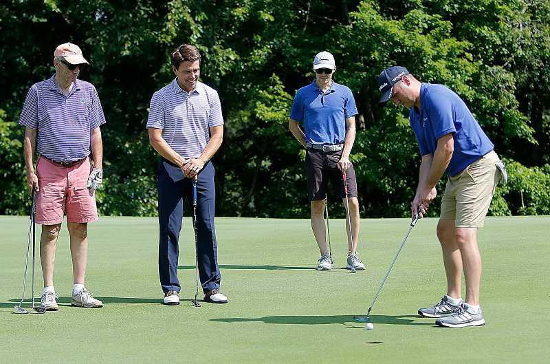 Người chơi thường xuyên cập nhật những chương trình khuyến mãi của sân golf qua email