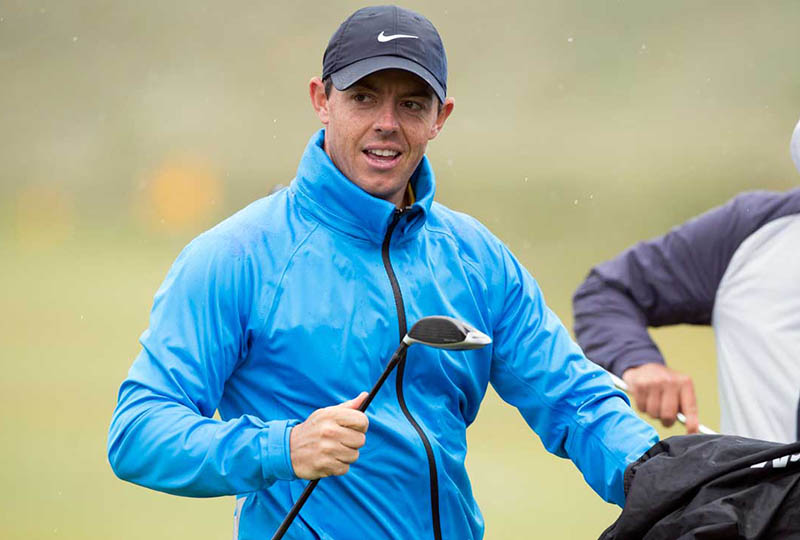Quần áo mưa chơi golf là một trong những phụ kiện cần thiết với mỗi golfer