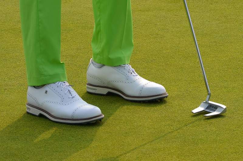 Golfer nên lựa chọn đôi giày golf có trọng lượng sản