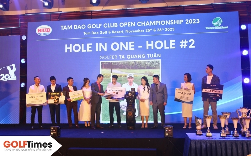 Các nhà tài trợ trao giải cho golfer đạt được HIO trong giải đấu