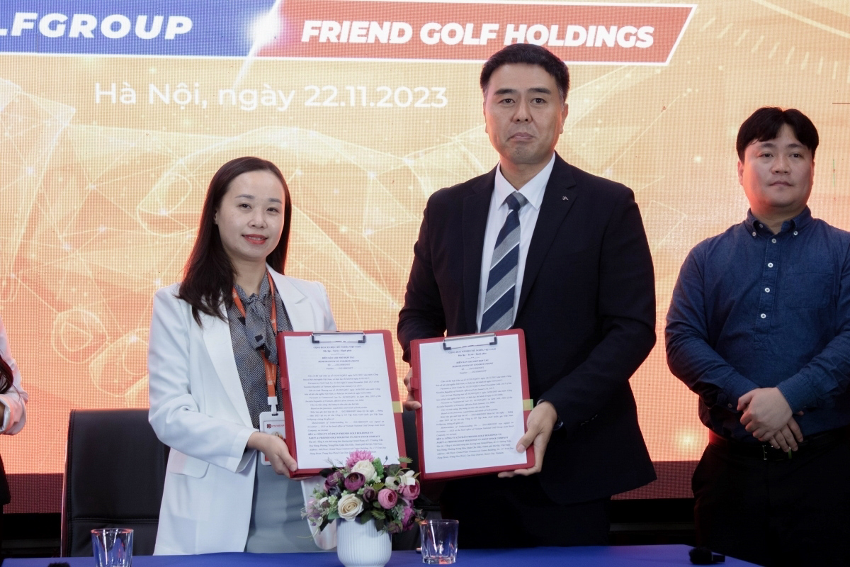 P. TGĐ GolfGroup Ms. Đinh Thị Quỳnh Trang và đại diện Friends Golf Holdings ký kết hợp tác trước sự làm chứng của toàn bộ CBNV và các khách mời, đối tác