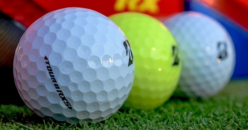 Golfer nên lựa chọn những quả bóng gôn có thiết kế vết lõm trên bề mặt