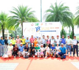 HLV Bạch Xuyên Trung cùng các golfer tham dự giải đấu