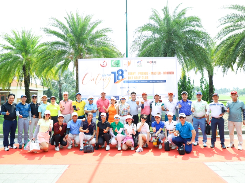 HLV Bạch Xuyên Trung cùng các golfer tham dự giải đấu