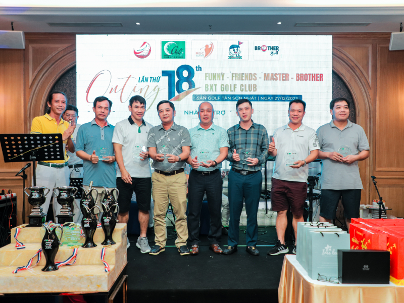 HLV Bạch Xuyên Trung trao kỷ niệm chương cho các golfer tham dự