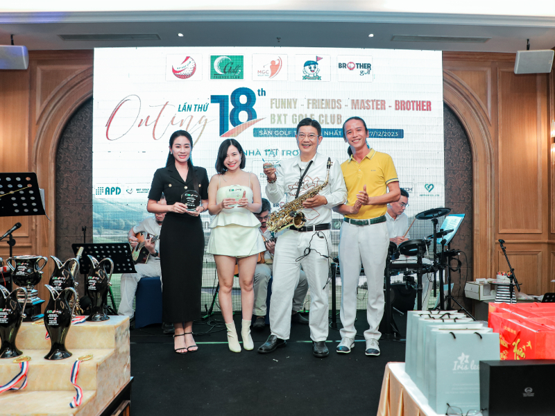 Đại diện GolfGroup bà Vũ Kim Dung tham gia đồng hành cùng giải