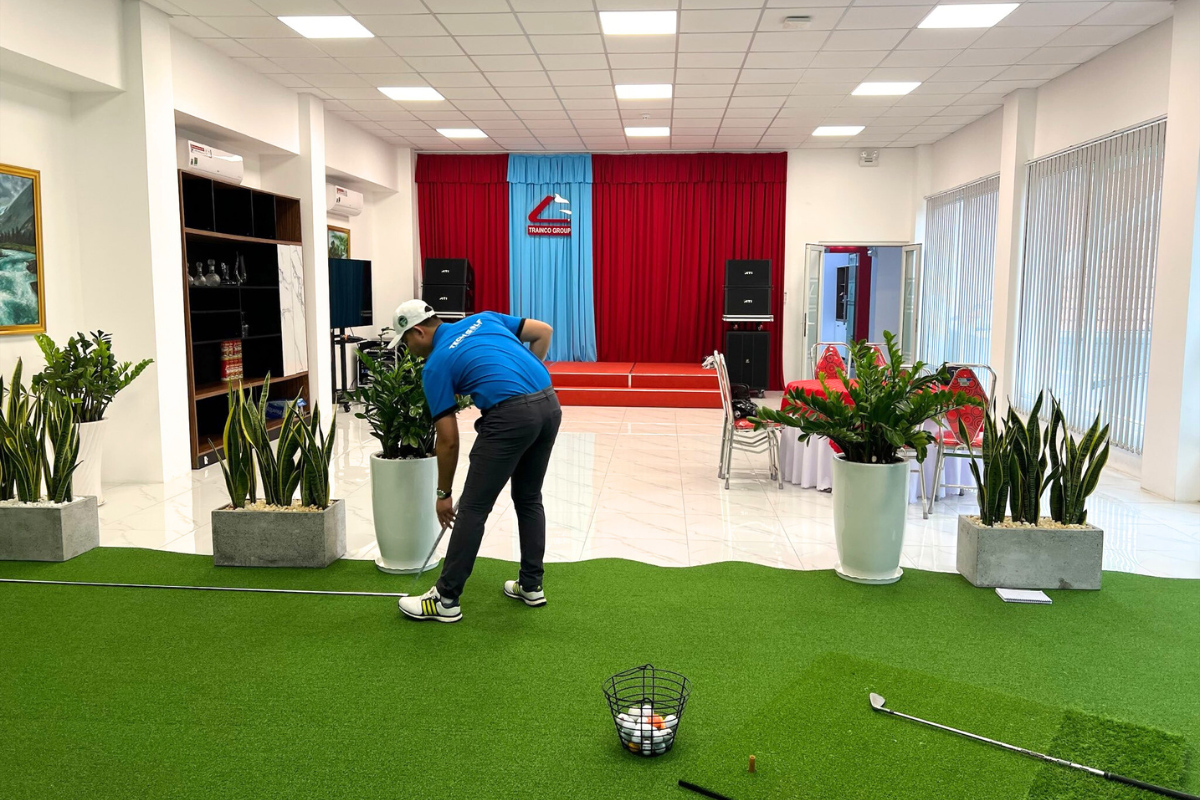 Đội ngũ kỹ sư Techgolf đo đạc diện tích lắp đặt phòng golf 3D tại doanh nghiệp ở TP.HCM