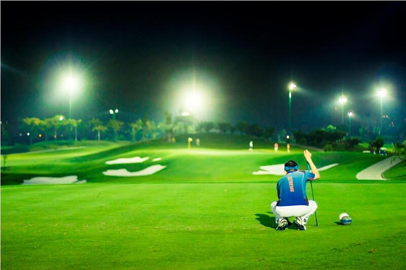 Sân golf Gò Vấp được trang bị hệ thống đèn chiếu ban đêm tiện lợi