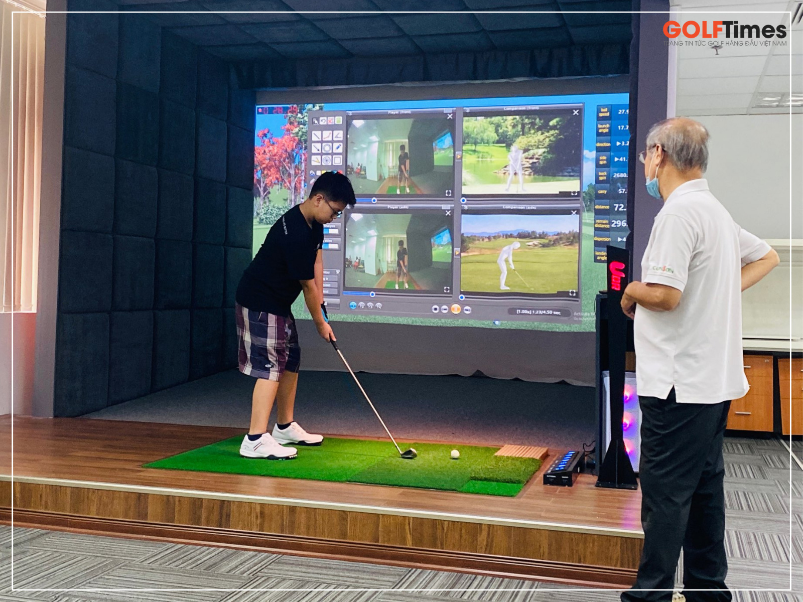 Chú Sơn cùng cháu trai luyện tập golf trong phòng 3D Okongolf