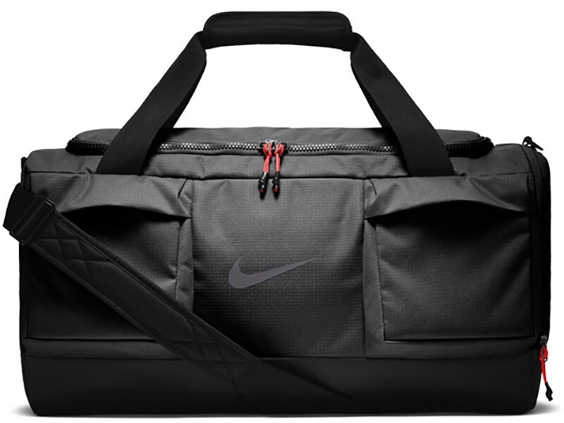 Túi xách tay golf Nike được làm bằng chất liệu vải cao cấp nên có độ bền cao