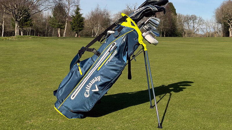 Túi có thiết kế nhỏ gọn nhưng vẫn đựng được đầy đủ 14 cây gậy golf
