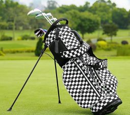 Túi golf Adidas vừa có quai đeo, quai xách, vừa có chân chống