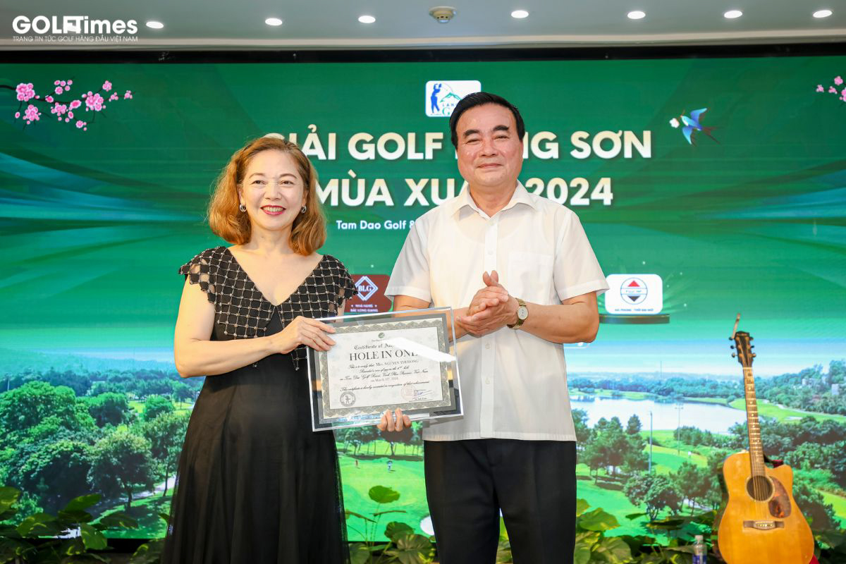 Đại diện sân golf Tam Đảo trao giải thưởng HIO cho nữ golfer Nguyễn Thị Hồng