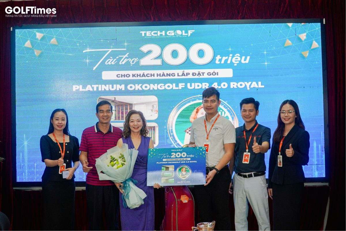 Golfer Nguyễn Thị Hồng nhận giải thưởng HIO từ nhà tài trợ Golfgroup
