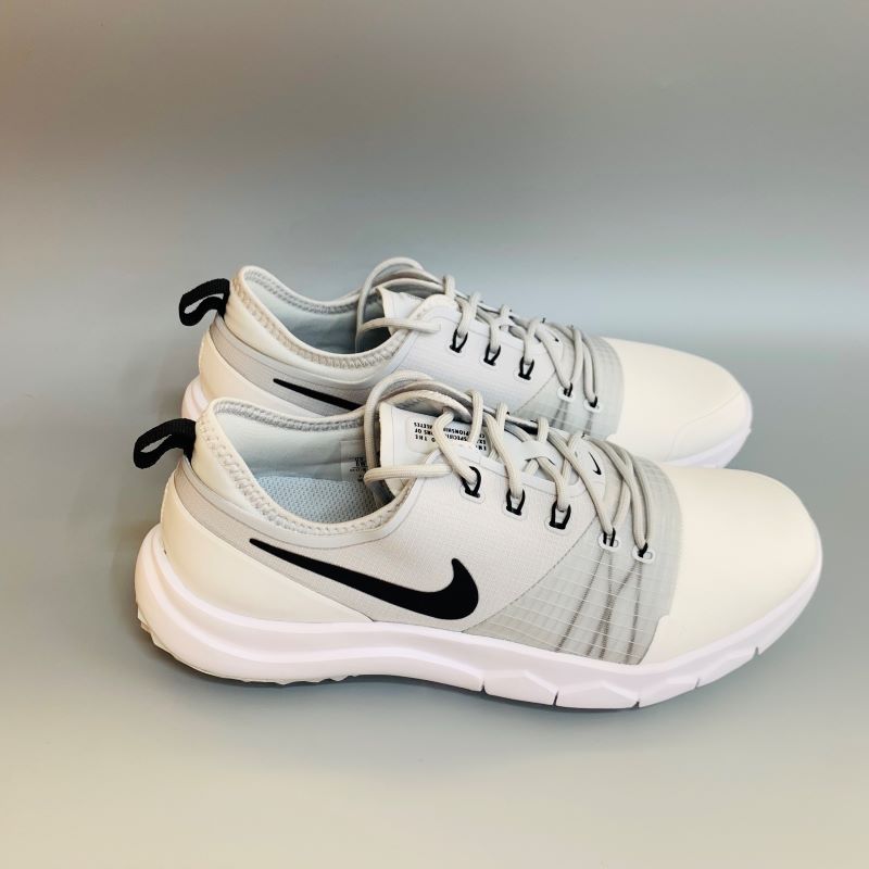 Đế ngoài của giày golf được làm từ cao su có mô hình Traction
