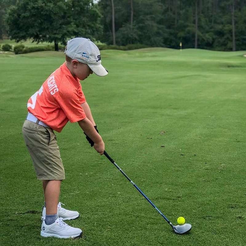 Giày golf nhí được thiết kế hỗ trợ trẻ thực hiện cú đánh bóng chuẩn xác hơn