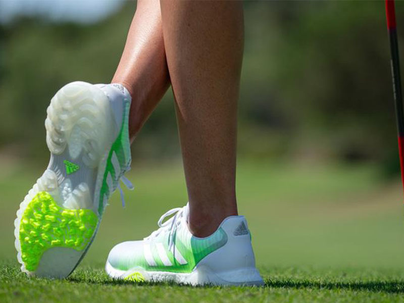 Nên chọn giày golf cho trẻ có màu sắc nổi bật, tươi tắn