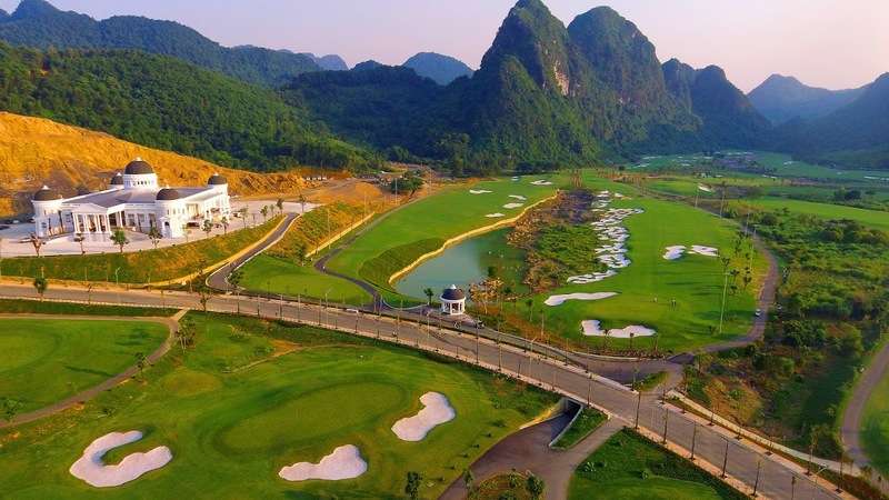 Golfer nên lựa chọn sân golf có diện tích rộng rãi và được trang bị đầy đủ cơ sở vật chất