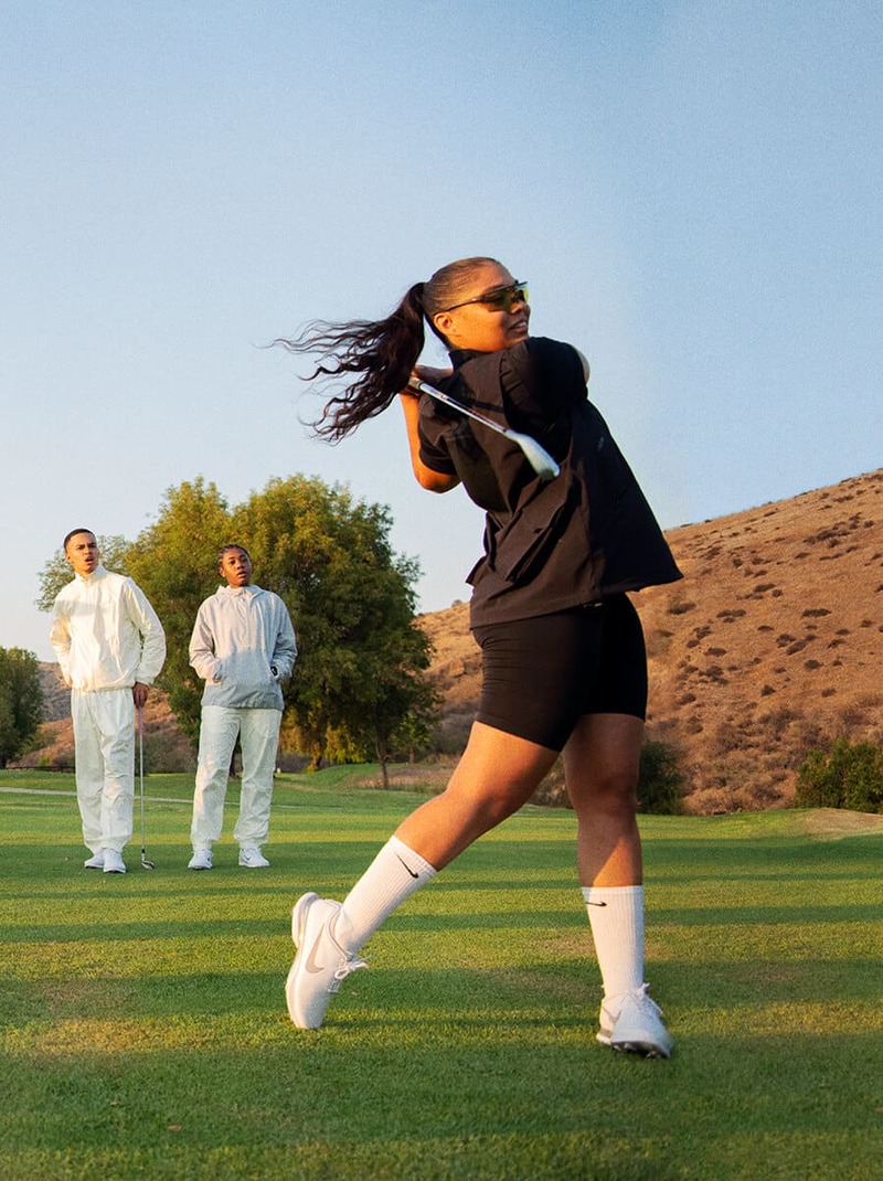 Quần áo đánh golf nữ Nike có thiết kế đơn giản nhưng hiện đại