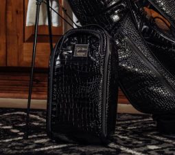Túi giày golf TaylorMade được làm từ các chất liệu cao cấp như da tổng hợp, nylon,...